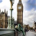 Zlata, en el puente de Westminster frente al Big Ben de Londres, Inglaterra.