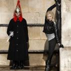 Frente a un Horse Guard en Londres, Inglaterra.