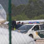 Juan Carlos I baja por la escalera del avión privado tras 7 horas de viaje.