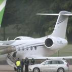 Juan Carlos I baja las escaleras con dificultad.