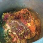 En una olla se pone la carne, la cebolla picada, el tomate, el cilantro, la sal, la pimienta, el jengibre, el azafrán, el ras el hanout, la cabeza de ajo y el agua y se deja que se cocine a fuego suave hasta que la carne esté tierna. Se retira...