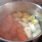 Se cuecen las verduras en agua; primero se echan las que más tardan y la última el calabacín, que es el más rápido en cocinarse. La col se puede cocer en agua con un poco de leche y una rebanada de pan, que ayudarán a evitar los gases, el ...