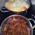 En otra olla se prepara la cebolla caramelizada. Se pone cebolla en juliana, sal, jengibre, azafrán, pimienta, canela y aceite de oliva y se cocina hasta que la cebolla se vea tierna. Entonces, se añade el azúcar para que caramelice. Vía hi...