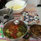 En la olla del caldo se ponen todas las verduras con mucho cuidado y se dejan unos 20 minutos encima del fuego para que cojan el sabor de la carne. Vía hindmoussaoui7 (COOKPAD)