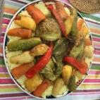 Alrededor de la carne se van colocando las verduras. Vía hindmoussaoui7 (COOKPAD)