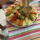 Se rocía todo el plato con el caldo. Vía hindmoussaoui7 (COOKPAD)