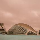 La Ciudad de las Artes y las Ciencias de Valencia, afectada por el polvo sahariano.