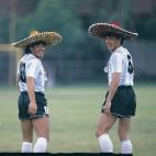 Maradona y su compa&ntilde;ero de selecci&oacute;n, Daniel Passarella, posando con un sombrero mexicano durante el Mundial de F&uacute;tbol celebrado en ese pa&iacute;s.