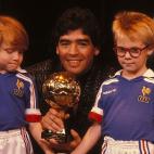 En 1986, siendo jugador del N&aacute;poles, fue reconocido con el Bal&oacute;n de Oro, que recogi&oacute; en Par&iacute;s.