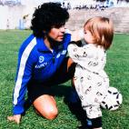 Con su hija Dalma despu&eacute;s de un entrenamiento con el Napoles.