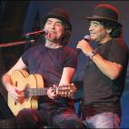 Cantando con Joaqu&iacute;n Sabina en un concierto ofrecido por el cantautor en Buenos Aires.