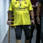 El argentino acude a un partido del Dorados de Sinaloa y se ayuda de una muleta para caminar.