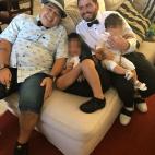 Con su hijo Diego Mattias y sus nietos en Buenos Aires.