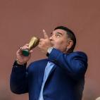 La leyenda argentina con una peque&ntilde;a r&eacute;plica del trofeo de la Copa del Mundo en el el balc&oacute;n de la casa de gobierno despu&eacute;s de una reuni&oacute;n con el presidente de Argentina, Alberto Fern&aacute;ndez.