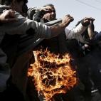 Un refugiado se incendia durante una protesta que exigía la apertura de la frontera entre Grecia y Macedonia en Idomeni.