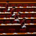 Los asistentes preparan el té dentro del Gran Salón del Pueblo antes de la segunda sesión plenaria de la Asamblea Popular Nacional en Pekín, China.
