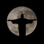 Durante los Juegos Olímpicos se pudo ver una superluna por toda la ciudad de Río de Janeiro y que fue retratada detrás del famoso Cristo Redentor.