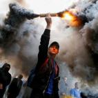 Varios miembros de la guardia nacional ucraniana y activistas del cuerpo civil participan en una protesta en contra de las elecciones en las regiones del este de Ucrania tomadas por los rebeldes prorrusos, regidas por el acuerdo de paz de Minsk.