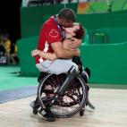 El beso de Jamey Jewells y Adam Lancia. Ambos jugadores de baloncesto en los Juegos Paralímpicos. Cuando el equipo de ella ganó el partido, Lancia se acerco para darle este beso, que se ha convertido en la imagen más bonita de los Juegos.