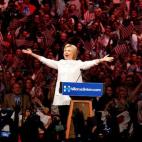 La candidata a la presidencia de los Estados Unidos celebra entre aplausos su llegada a un mitin en Brooklyn, Nueva York.