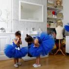 Una imagen muy tierna en la que Milli Astill, de 7 años, persuadí a Lissi-Lu, de 3 años, para dejase de llorar y tomarse una foto juntas en Leicester, Gran Bretaña.