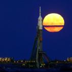 Una superluna se levanta detrás de la nave espacial Soyuz MS-03 antes de su lanzamiento, en la Estación Espacial internacional de Kazajistán.