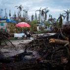 Una vendedora de alimentos espera clientes después de que el huracán Matthew devastara el Este de Cuba.