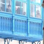 Visitantes del museo miran por una ventana durante el ataque.