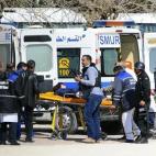 Una víctima es evacuada por personal de emergencias en la entrada del museo.