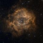 Está ubicada en el borde de una nube molecular en la constelación del unicornio Monoceros.