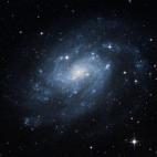 Está a siete millones de años luz de la Tierra. Forma parte del grupo de Sculptor y tiene un núcleo pequeño y extremadamente brillante.