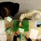 Ropa de lluvia para ir a votar. Las fuertes precipitaciones no detienen a esta pareja de Sevilla capital.