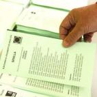 Papeletas de Podemos y del PSOE en un colegio electoral de Sevilla.