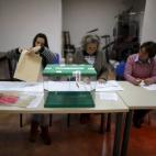 Una mesa electoral de Ronda (Málaga) antes de recibir el primer voto.