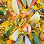 ¿A tu padre le encanta comer y se deleita con los platos de la gastronomía española? Tus posibilidades de hacerle feliz en este día tan especial son numerosas. Te ofrecemos dos platos de nuestra gastronomía que un padre gourmet no debería ...