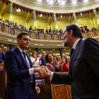 Al terminar la votaci&oacute;n, Rajoy ha ido al esca&ntilde;o de S&aacute;nchez para darle un apret&oacute;n de manos.