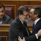 Saluda a Rafael Hernando, Portavoz del PP en el Congreso.