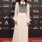 Vestida de Teresa Helbig, con zapatos negros de satén de Salvatore Ferragamo y joyas de Carrera y Carrera