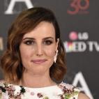 La actriz, con pendientes florales de oro blanco, madreperla, rubíes y diamantes de Carrera y Carrera