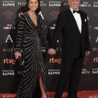 Con clutch de Jimmy Choo