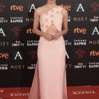 Vestida de Jorge Acuña con sandalias de Jimmy Choo y joyas de Carrera y Carrera