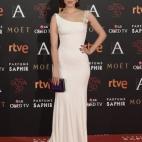 Vestida de Pronovias y clutch cuadrado de Salvatore Ferragamo