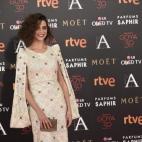 Vestida de Teresa Helbig con clutch en color ámbar de Salvatore Ferragamo