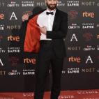 Vestido de Scalpers y con gemelos de Carrera y Carrera