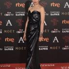 Con vestido negro de escote corazón de Emilio de la Morena