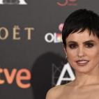 Con pendientes en oro amarillo, zafiros y diamantes de Carrera y Carrera