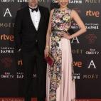 Él, de Brooks Brothers y reloj de Baume & Mercier con