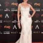 Vestida por Rosa Clará con sandalias de tiras plateadas de Jimmy Choo y clutch a juego de Salvatore Ferragamo