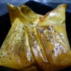 Hecho con obleas de masa filo rellenas de pollo, cebolla, pimiento rojo y verde, aceitunas, limón y especialas. Aquí puedes ver los pasos de la receta