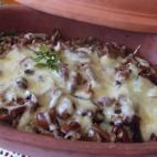 Se puede preparar también con calabacines y se acompaña de puerro, cebolleta, setas, queso de fundir y pollo. La receta completa puedes verla en Cookpad.